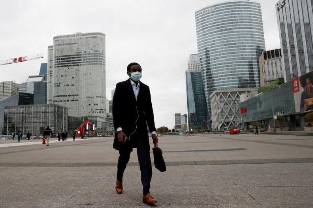 رجل يضع كمامة للوقاية من خطر الإصابة بفيروس كورونا المستجد بالحي المالي بالقرب من باريس يوم 11 مايو 2020. تصوير: جونسالو فوينتس - رويترز.